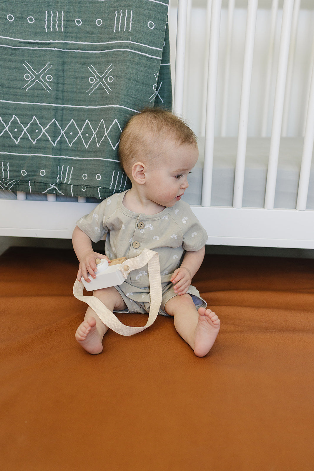 bamboo stretch crib sheet // stone
