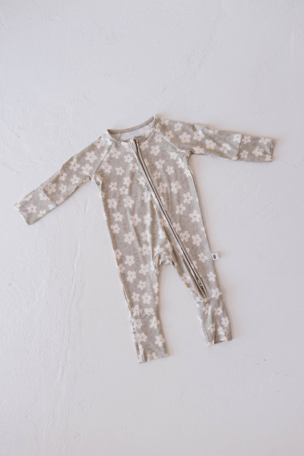 gray floral bamboo pajamas // ZIPPY