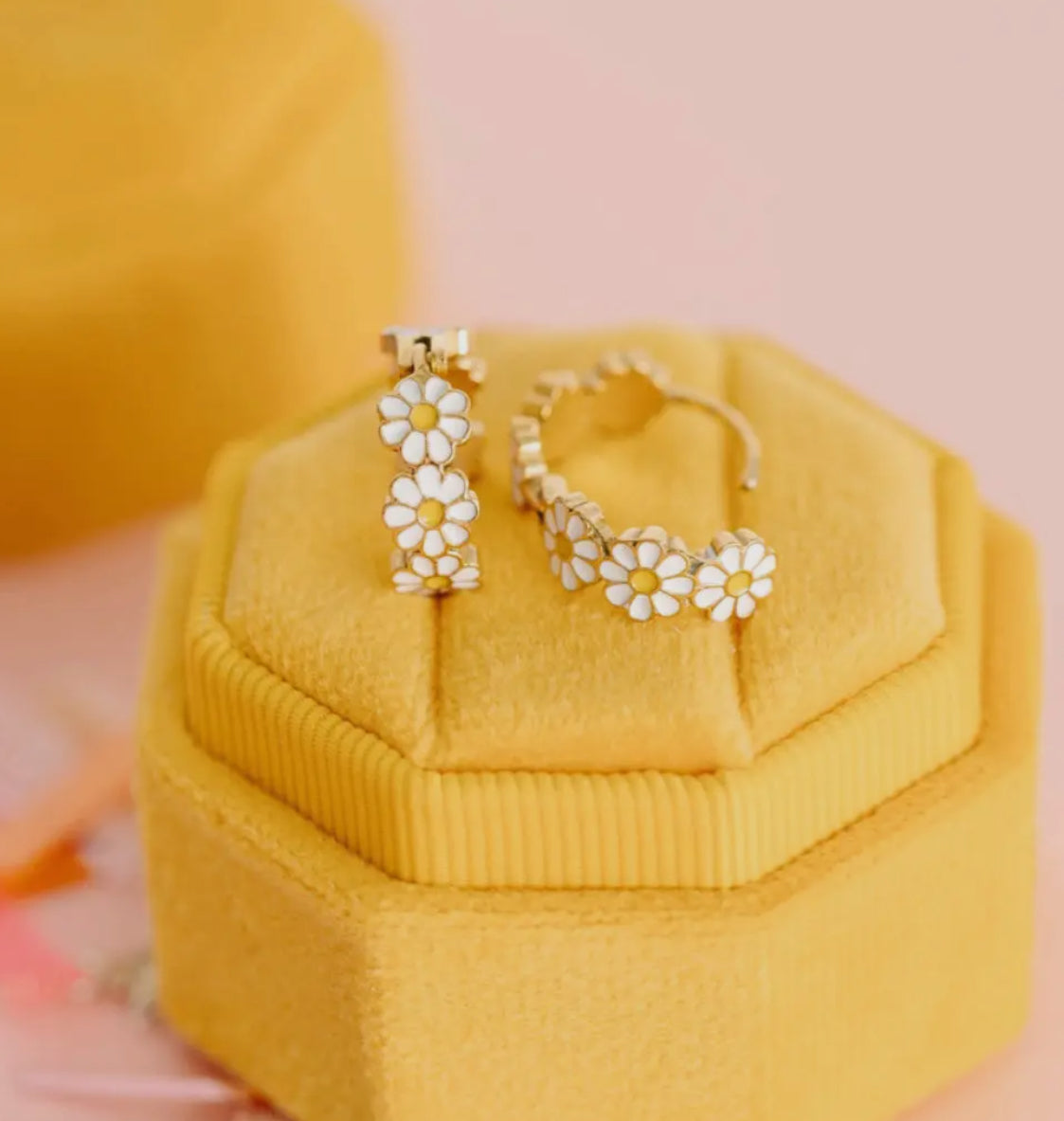 daisy huggies // 18k gold