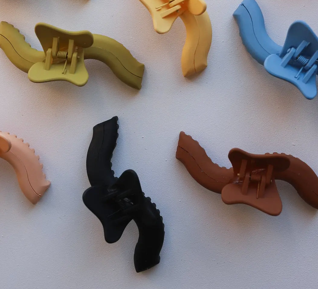 WAVY hold everything claw clip // midi