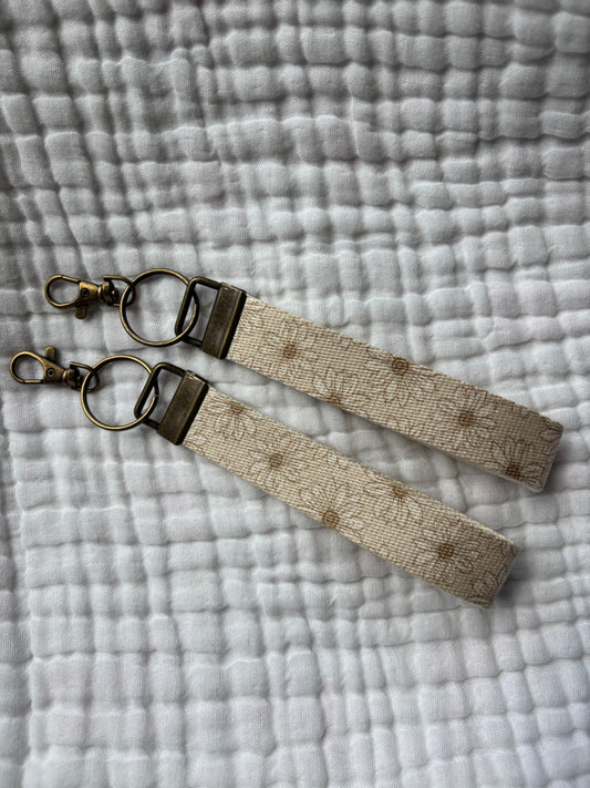 key chain // neutral flowers