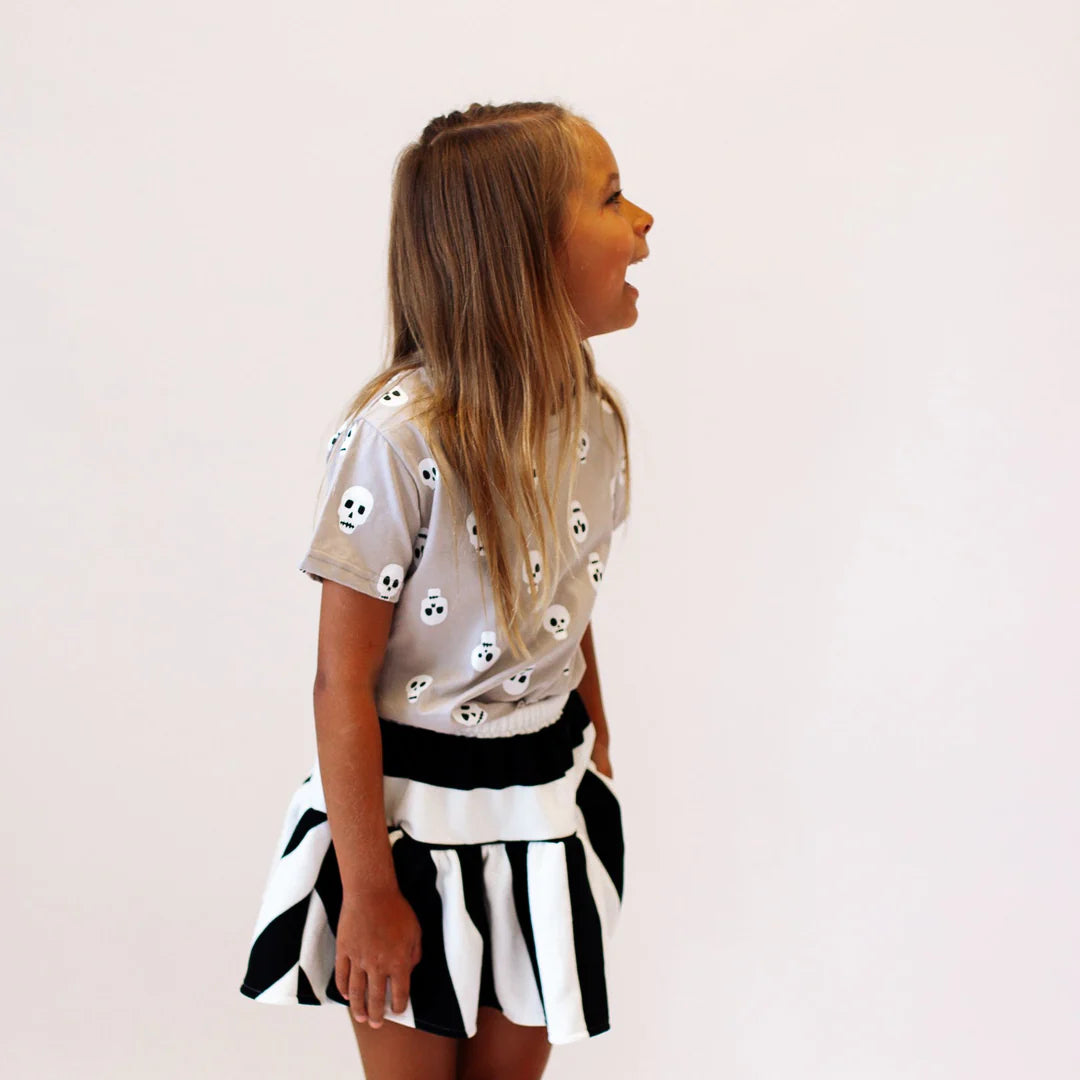 skulls all over gender-neutral tee
