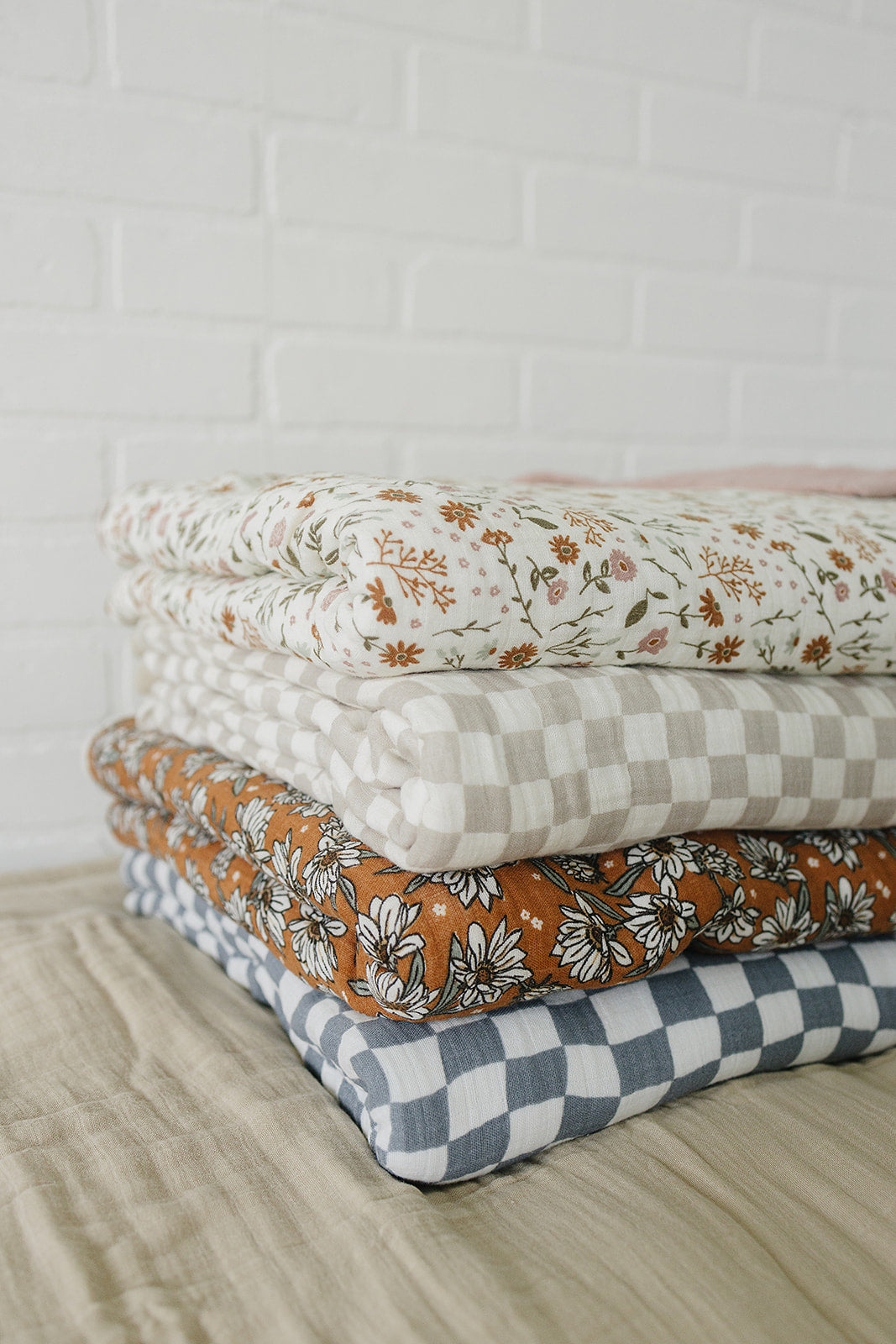 twin muslin quilt // taupe checkered