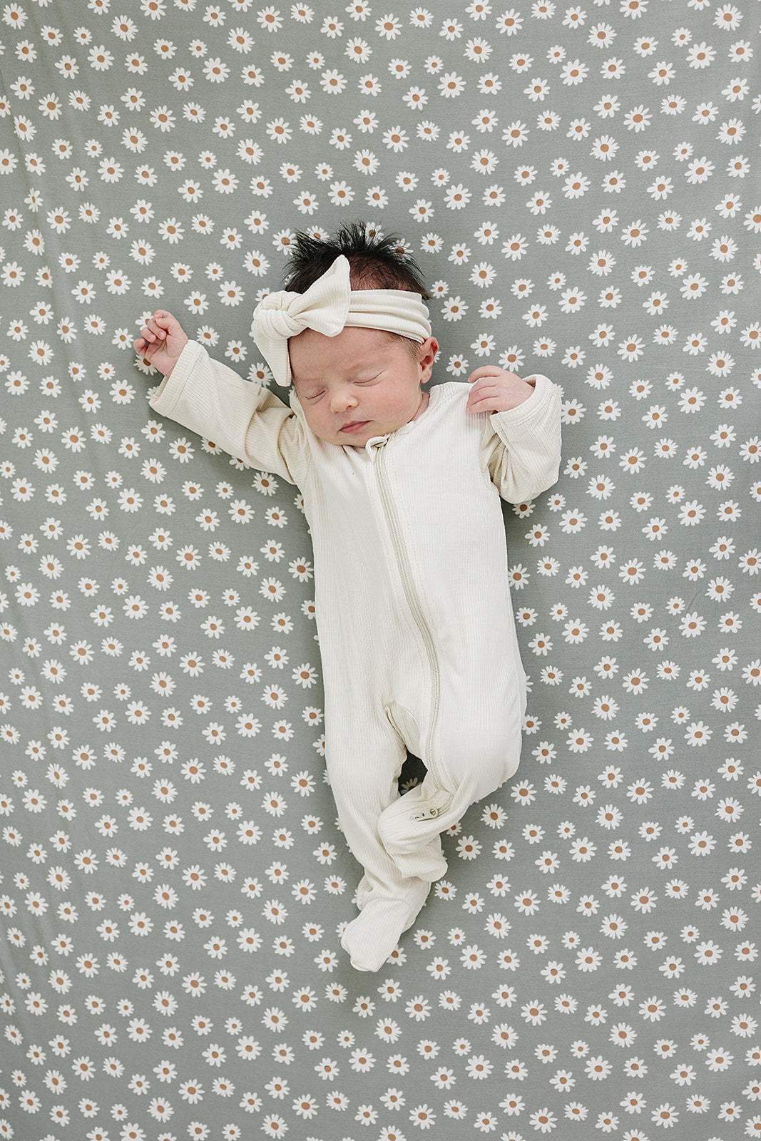 bamboo stretch crib sheet // light green daisy