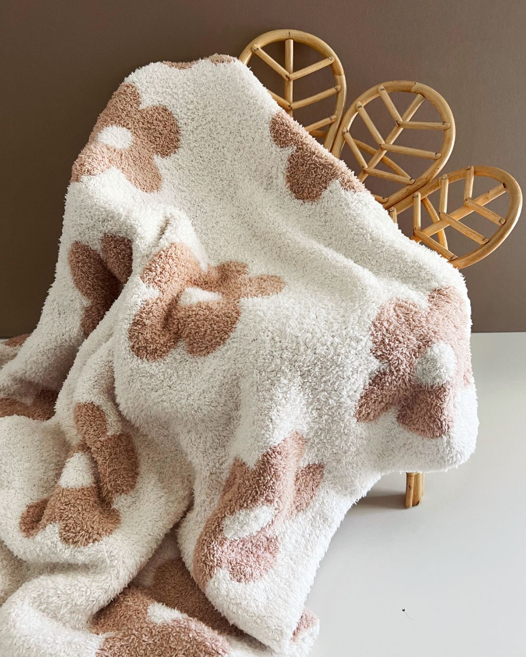 plush blanket // neutral daisy