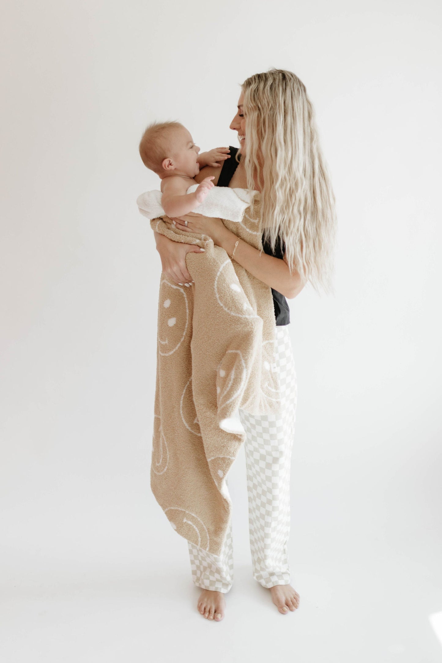 plush blanket // black + white smile
