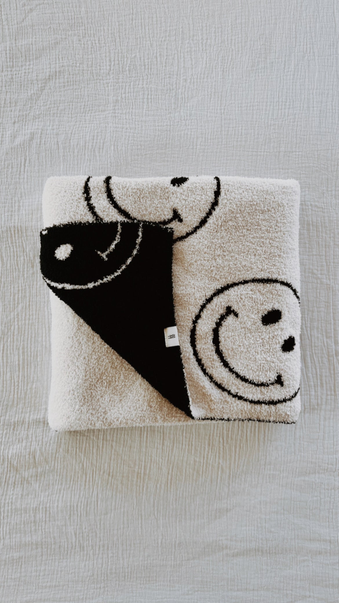 plush blanket // black + white smile