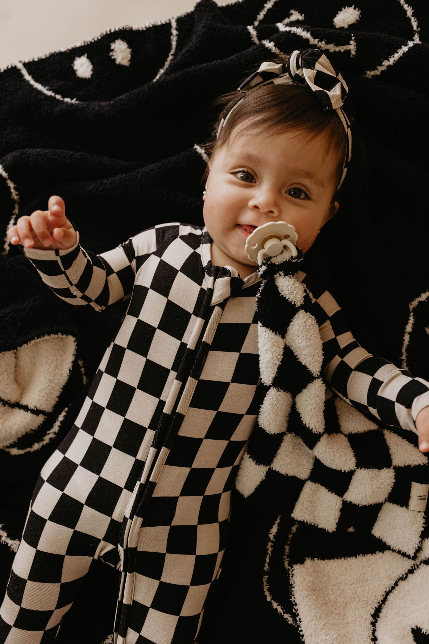 plush blanket // black + white smile