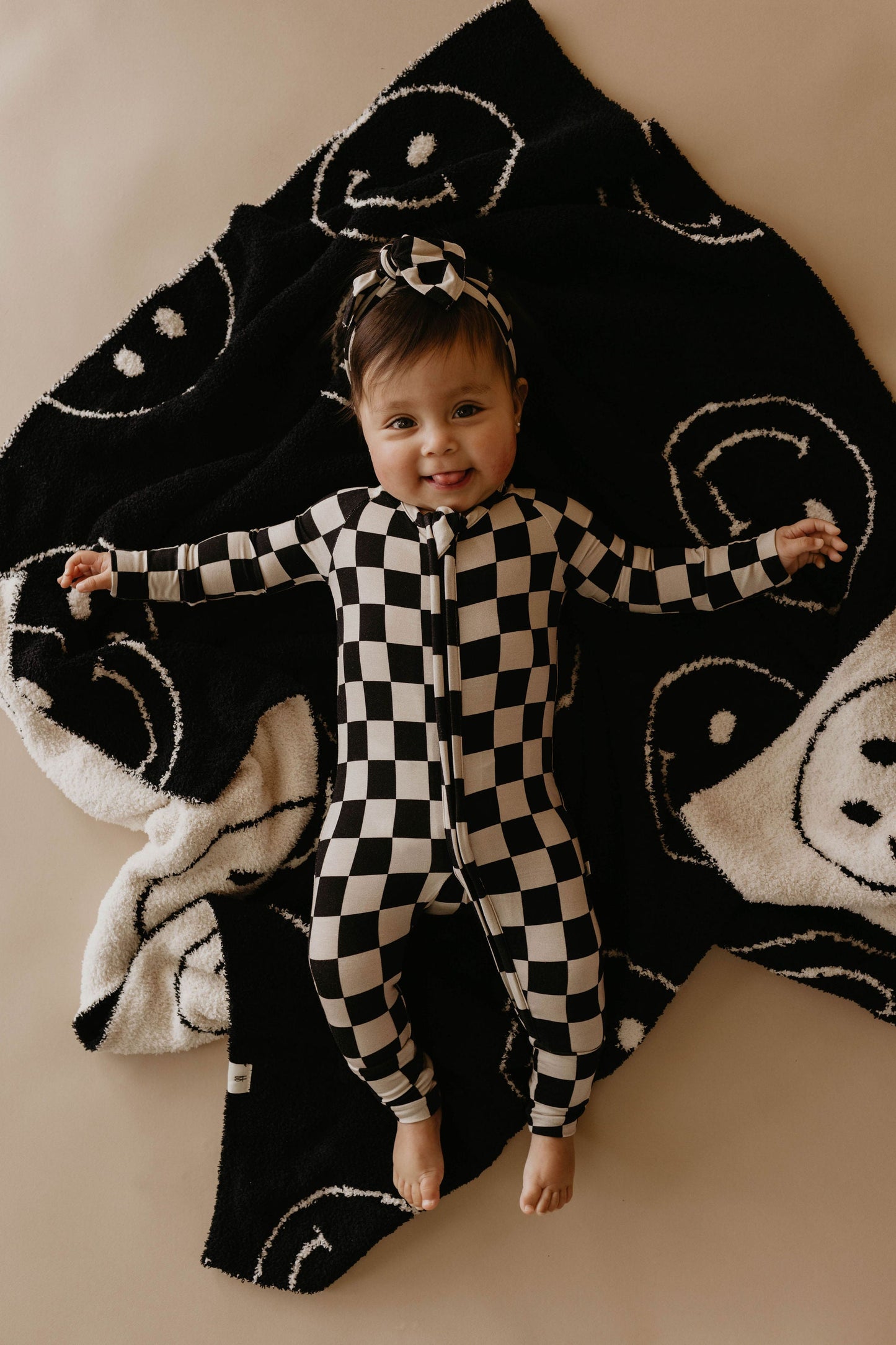 plush blanket // black + white smile