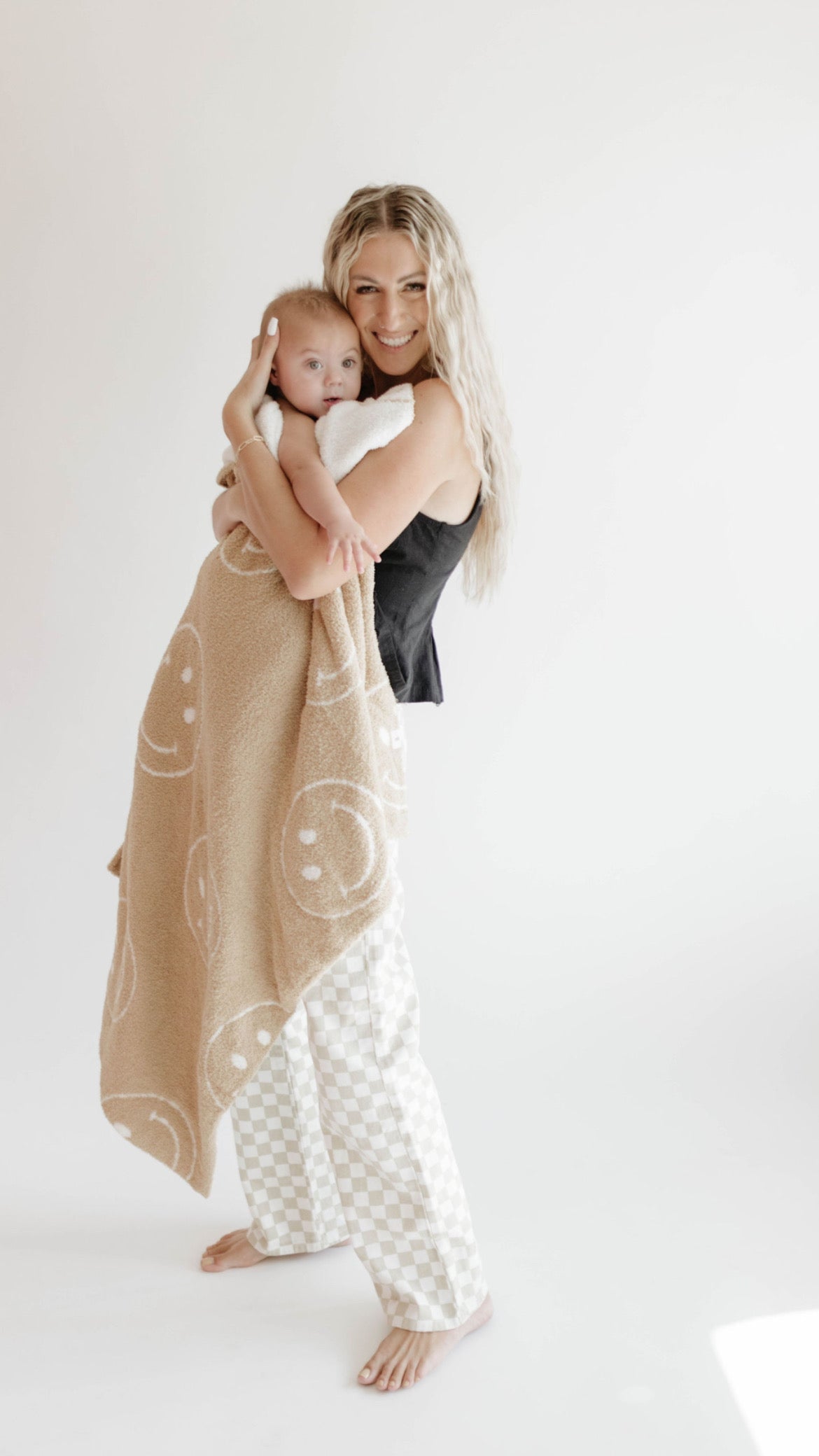 plush blanket // black + white smile