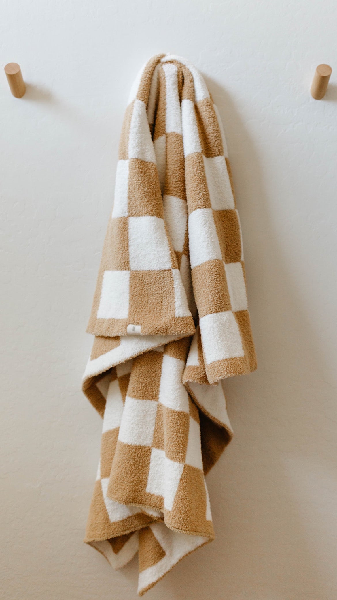 plush blanket // neutral checkerboard