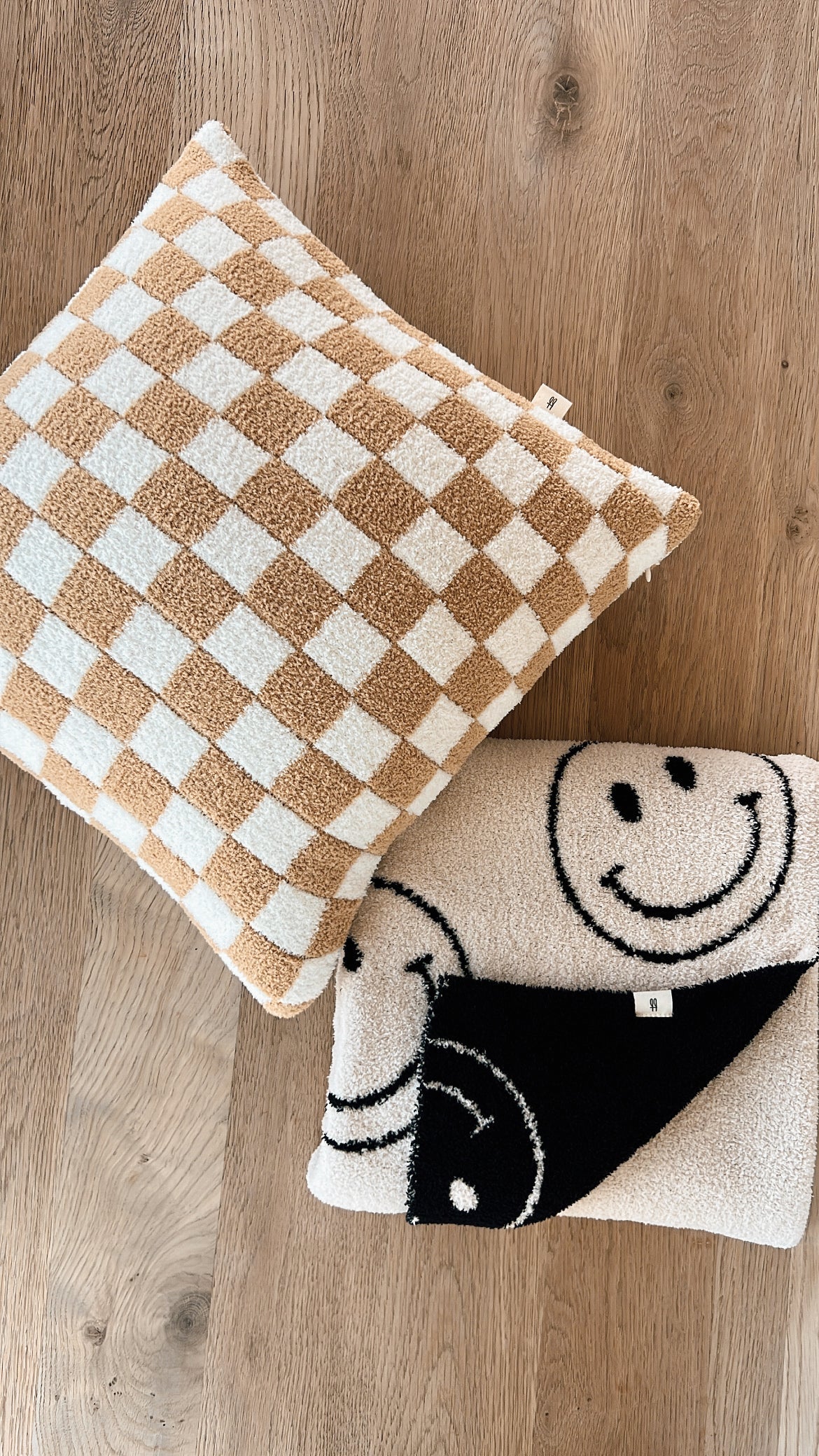 plush blanket // black + white smile