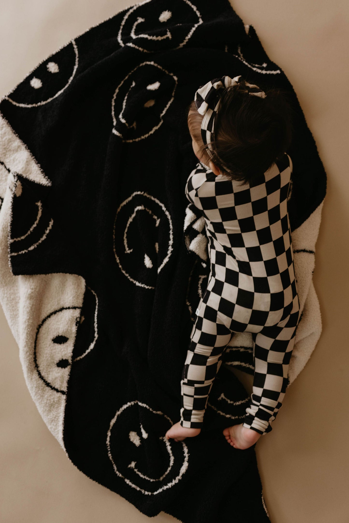 plush blanket // black + white smile
