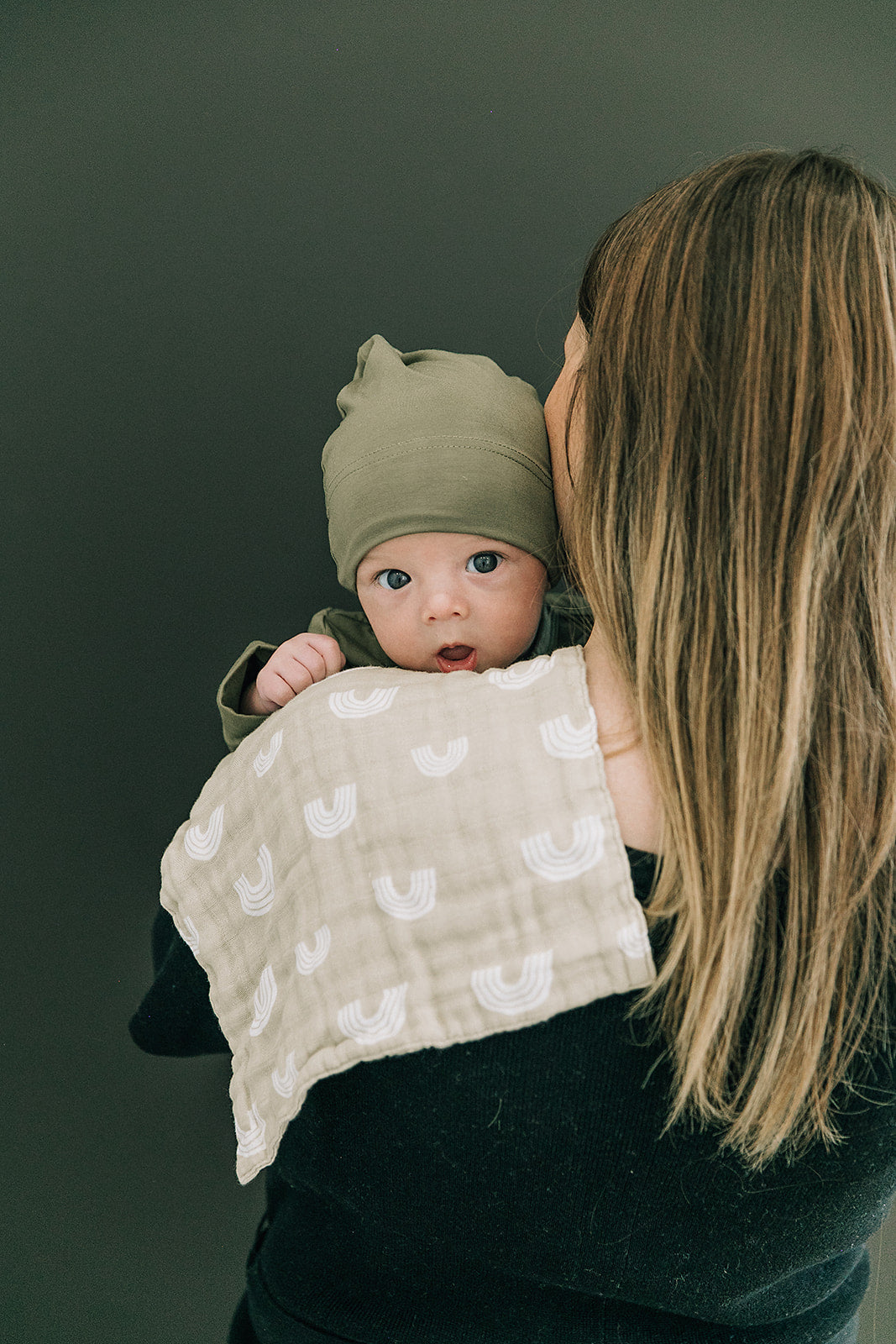 bamboo newborn knot hat // olive