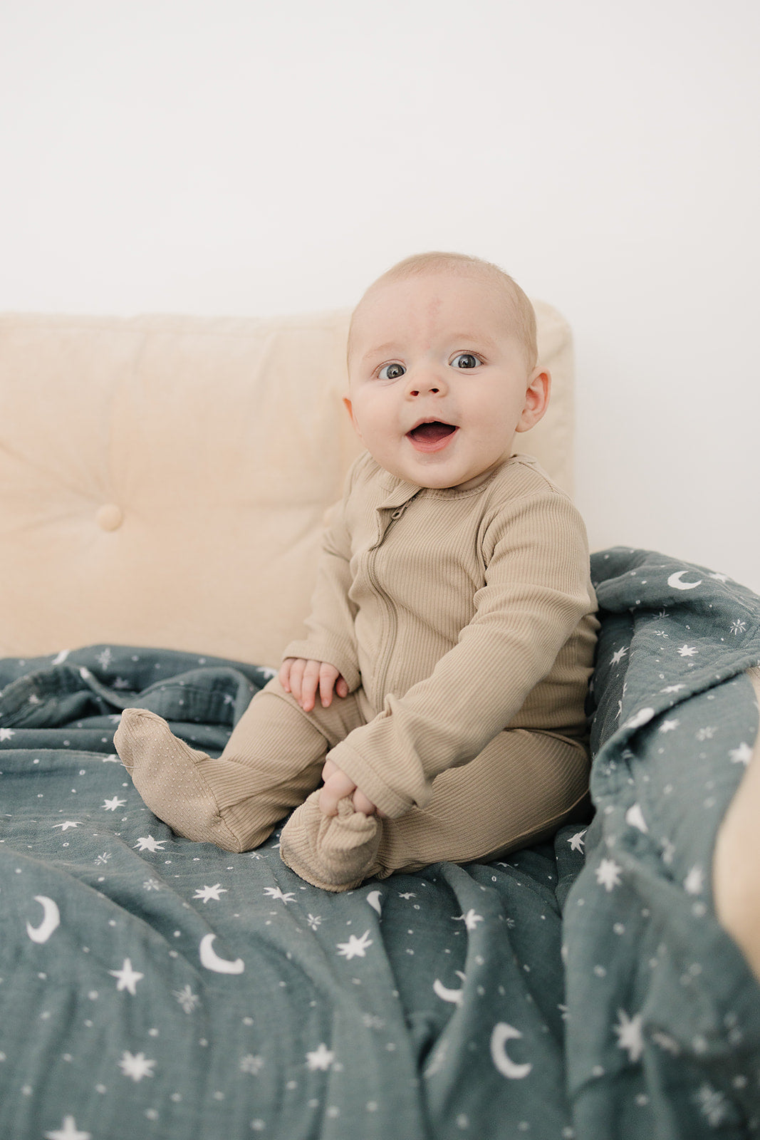 organic cotton ribbed footie // oatmeal