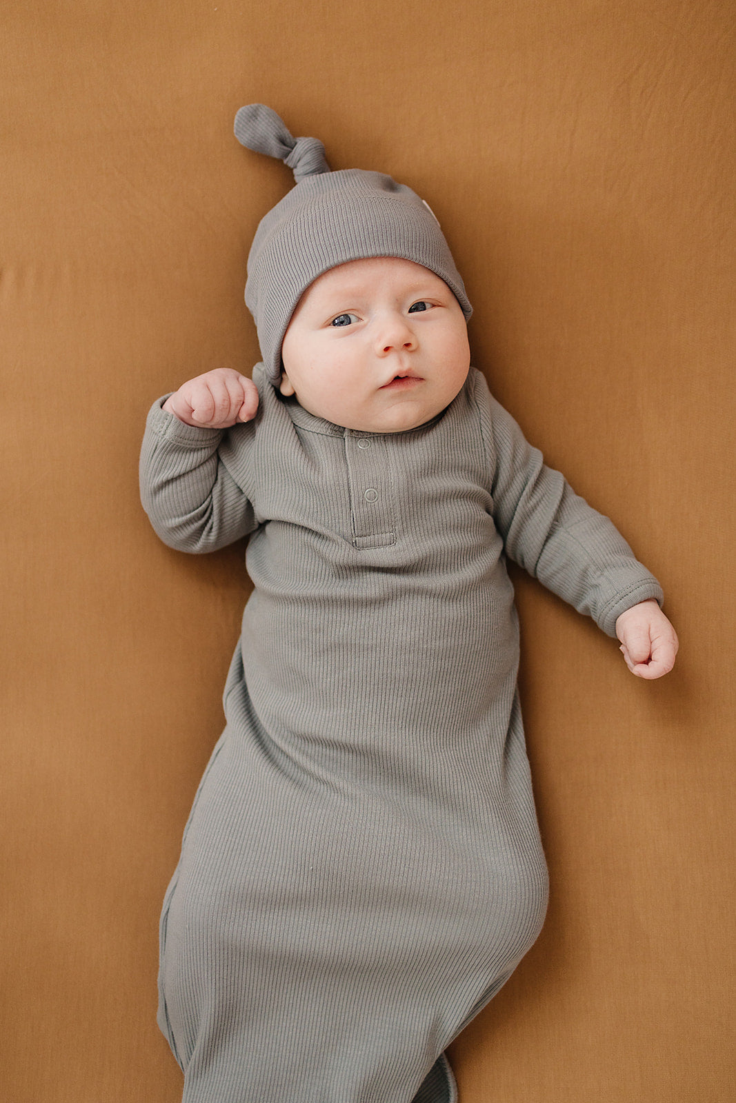 organic cotton ribbed newborn knot hat // grey