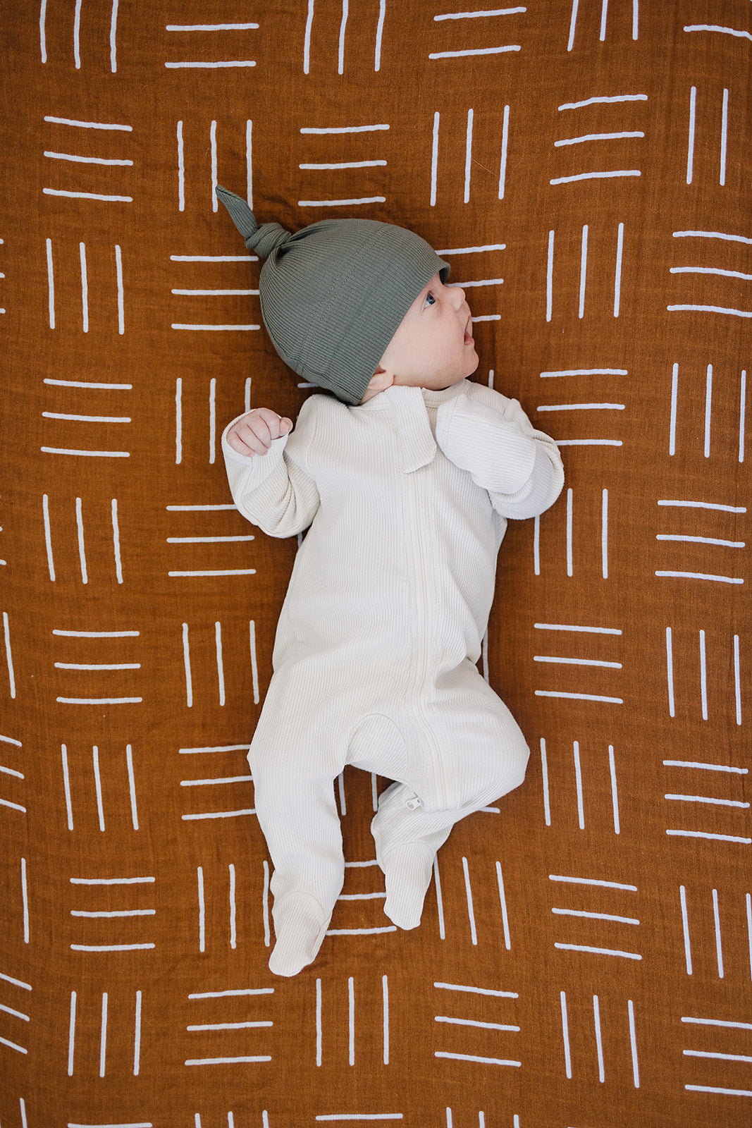 organic cotton ribbed newborn knot hat // olive green