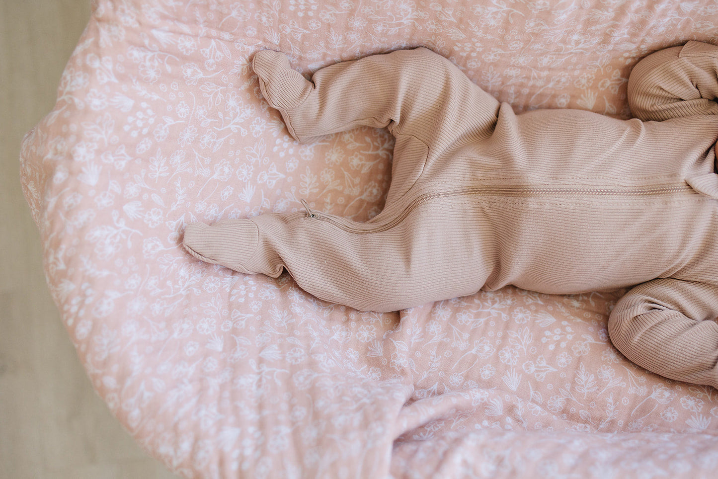 organic cotton ribbed footie // pale pink