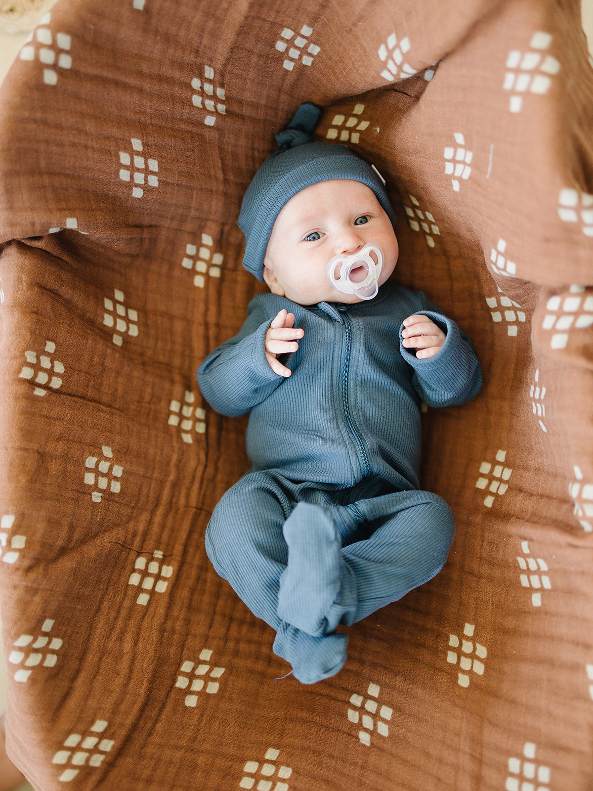 organic ribbed cotton newborn knot hat // navy