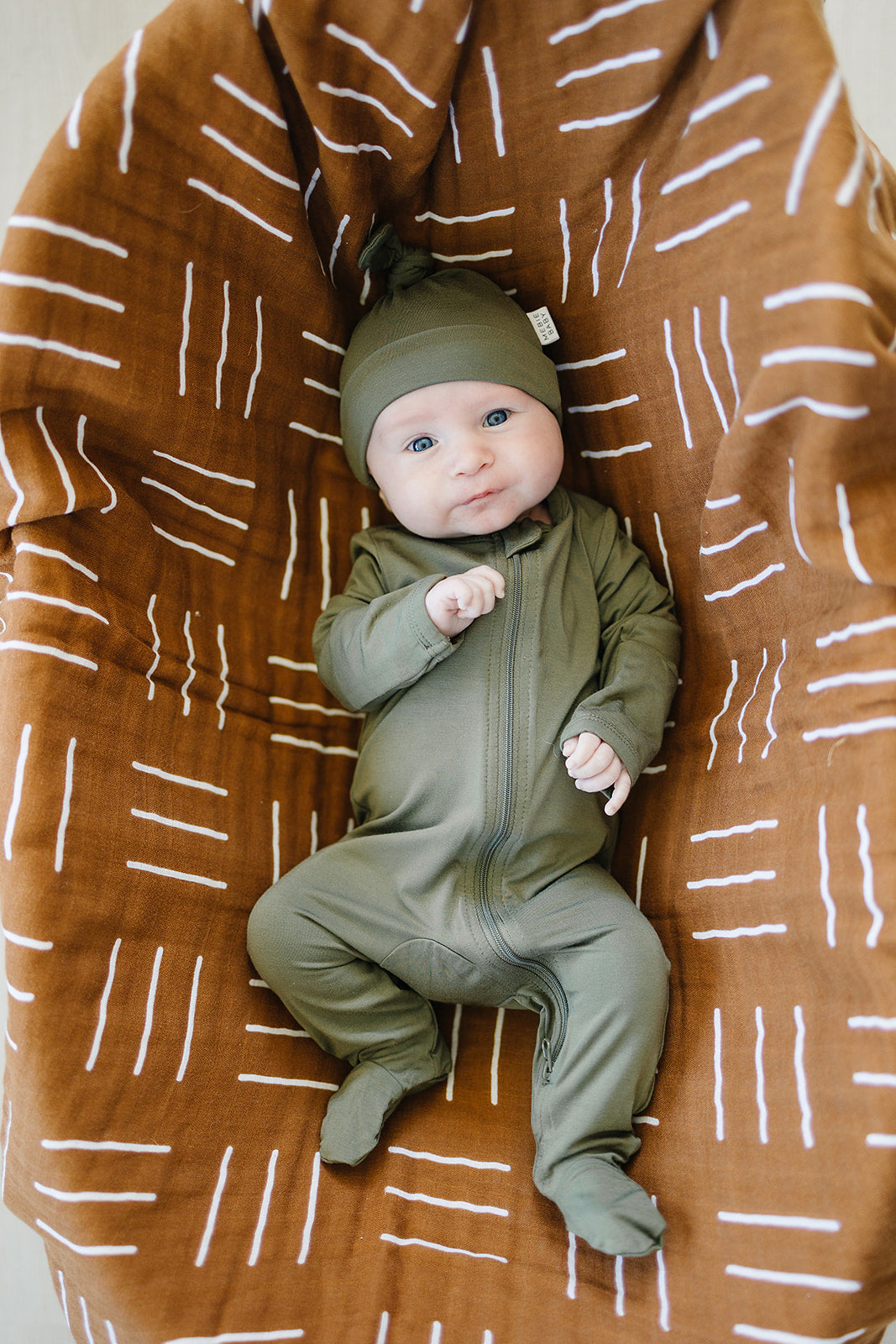 bamboo newborn knot hat // olive