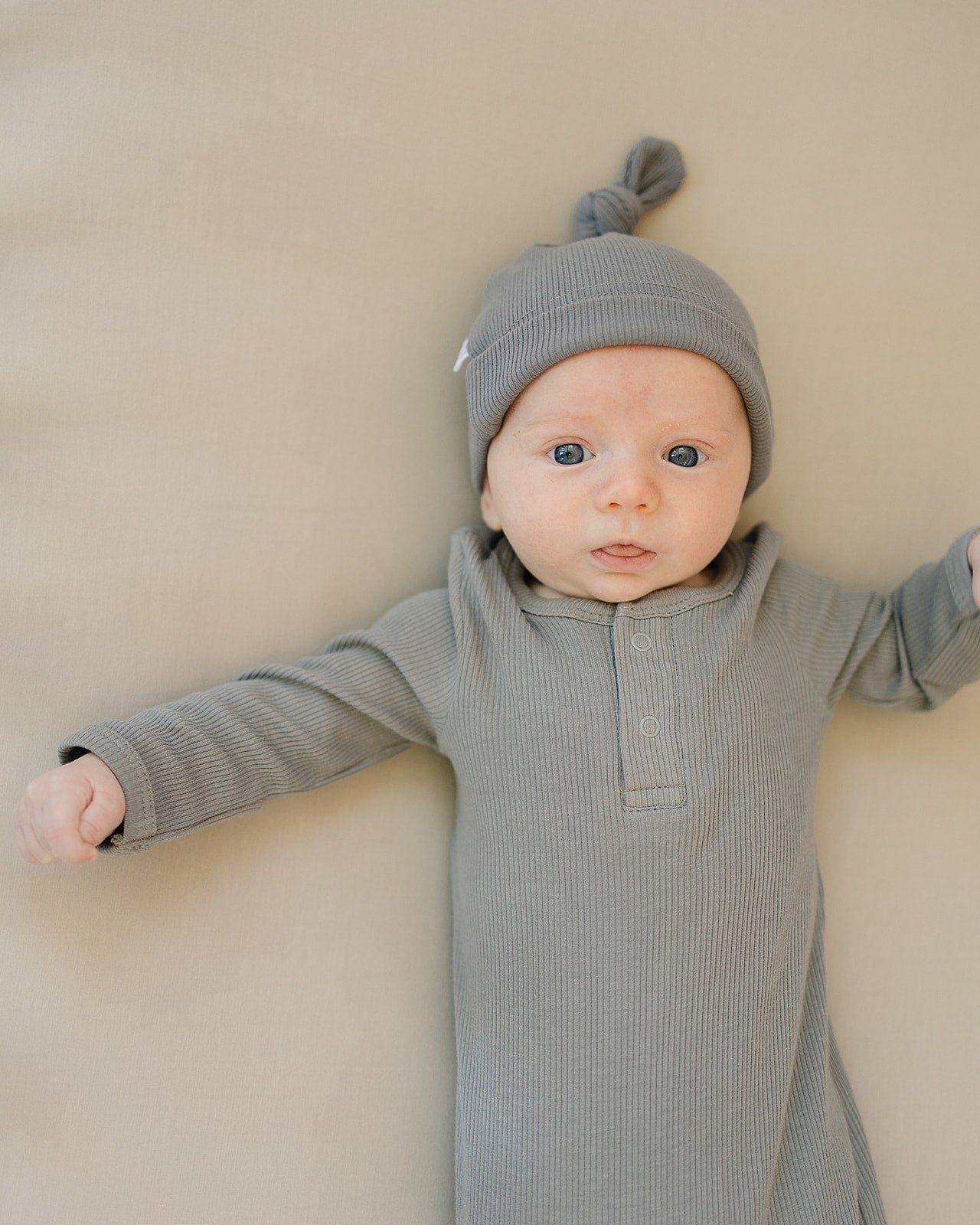 organic cotton ribbed newborn knot hat // grey