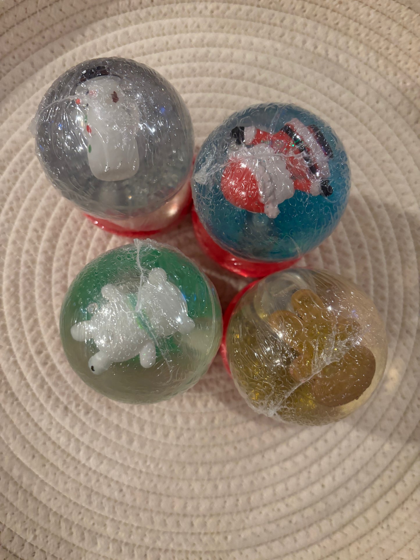 snowglobe ball bath bomb