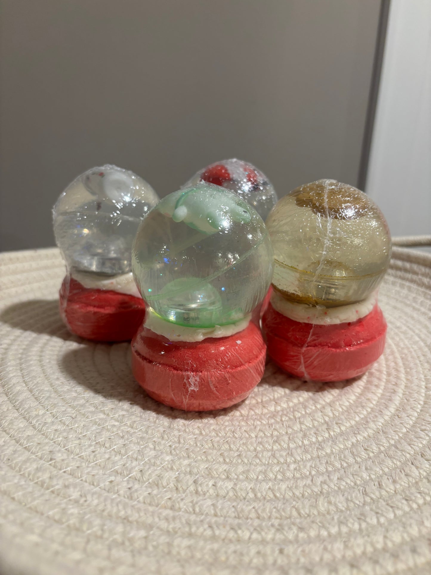 snowglobe ball bath bomb