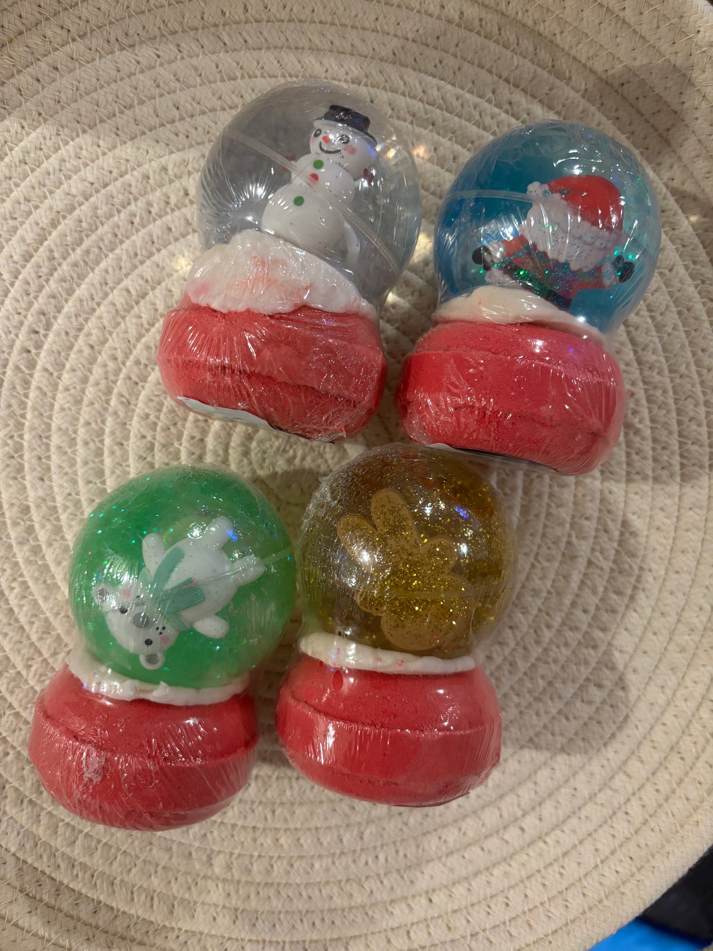 snowglobe ball bath bomb