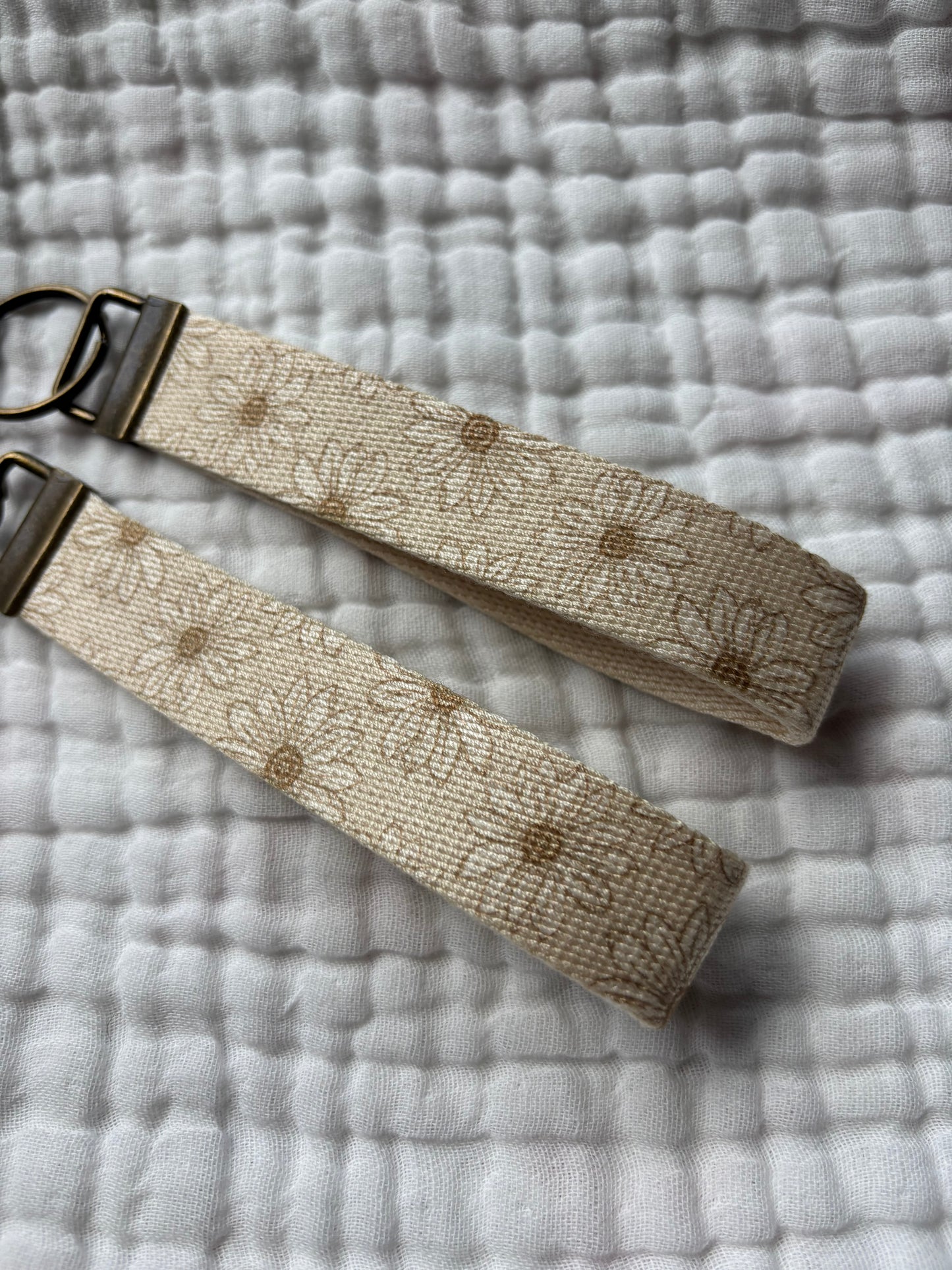 key chain // neutral flowers