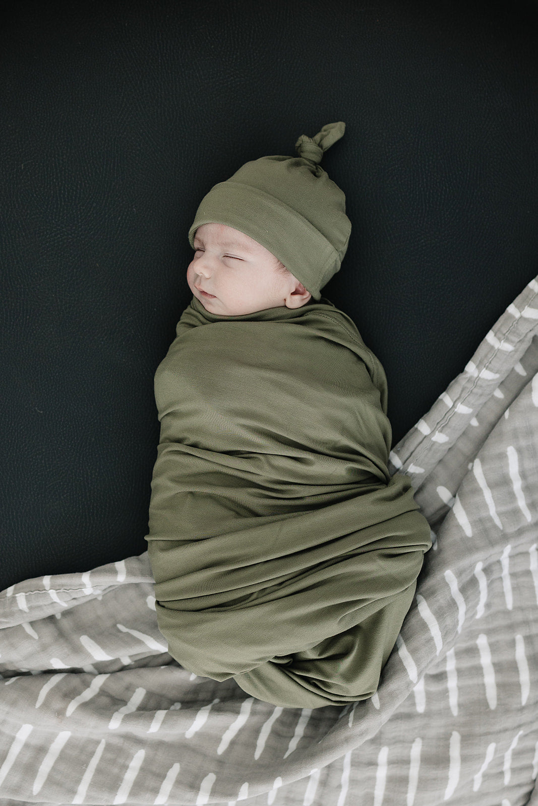 bamboo newborn knot hat // olive