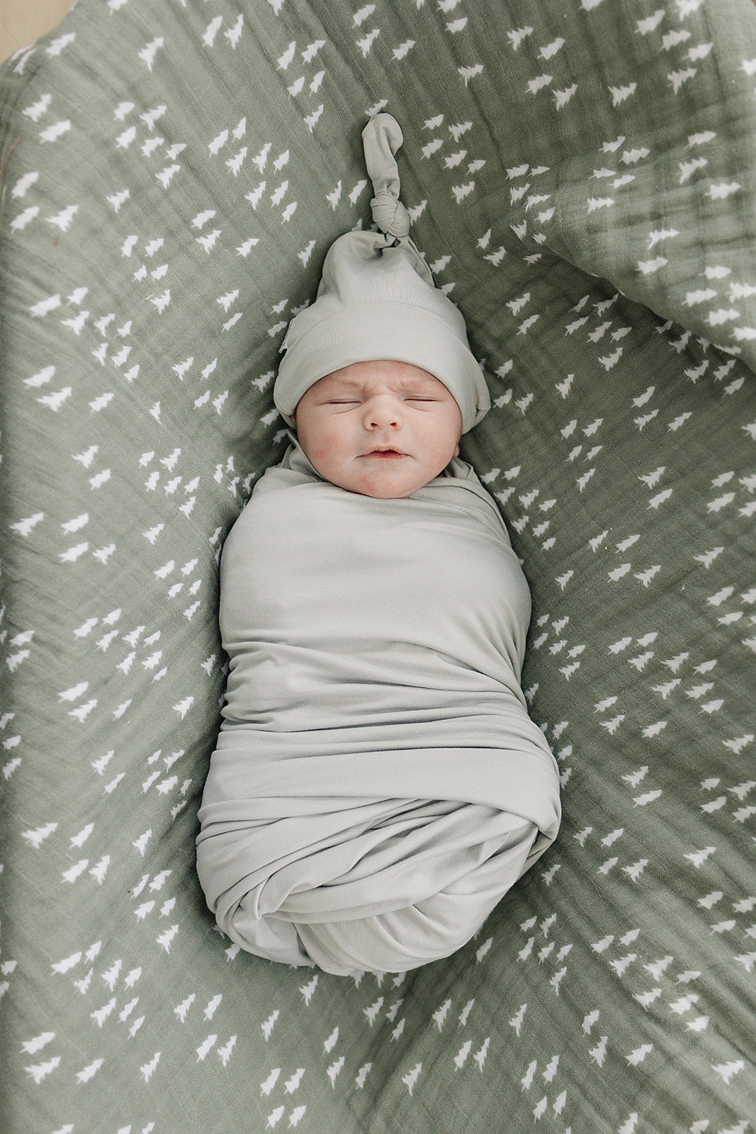 bamboo newborn knot hat // sage