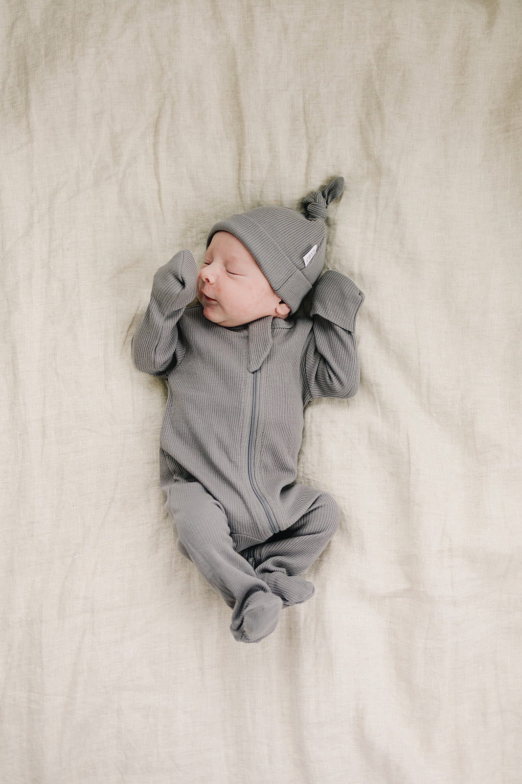 organic cotton ribbed newborn knot hat // grey