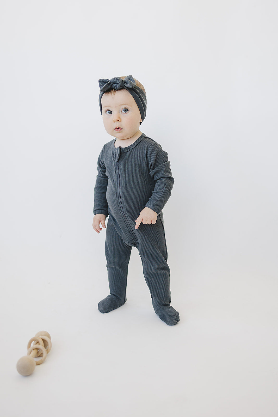 organic cotton ribbed footie // charcoal