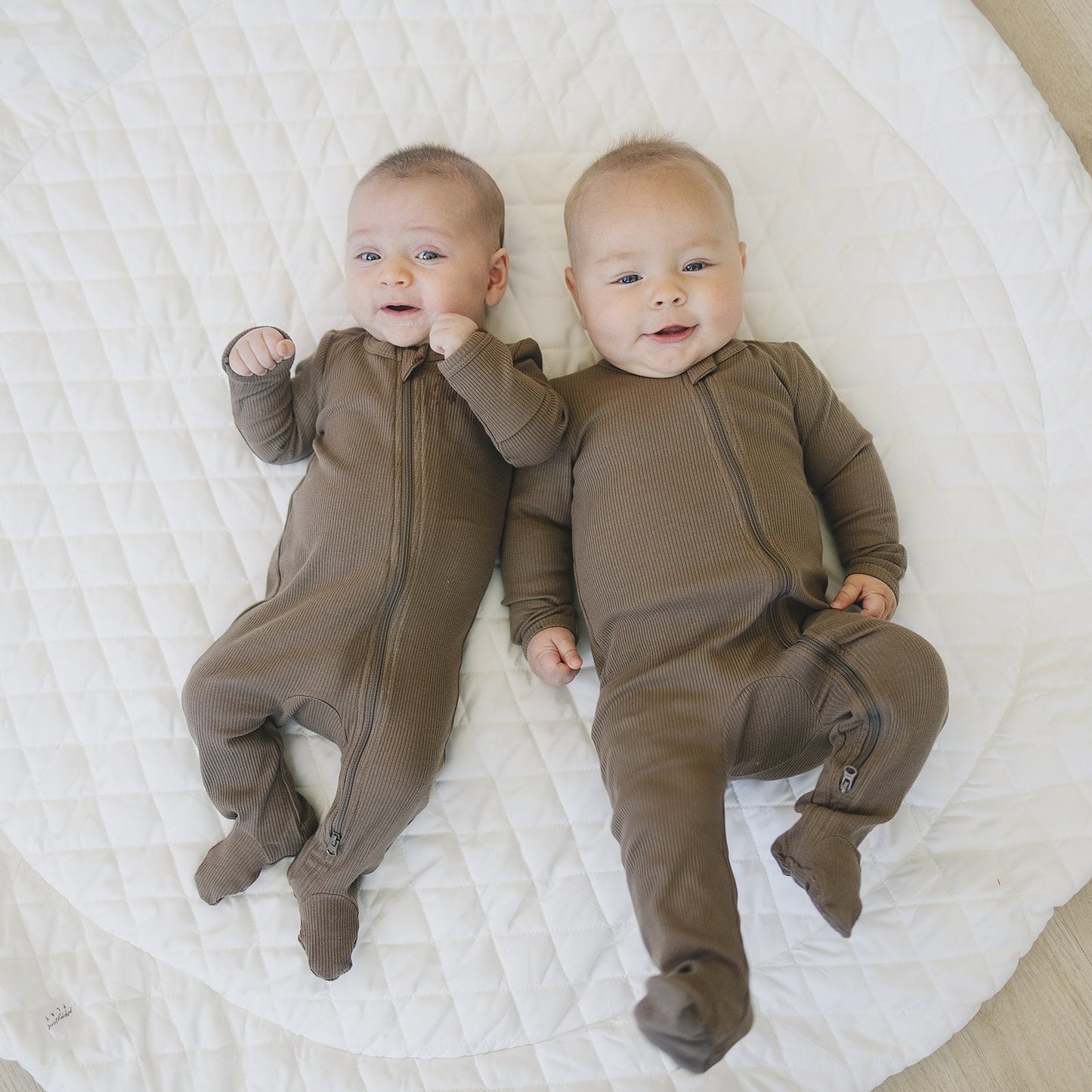 organic cotton ribbed footie // cocoa