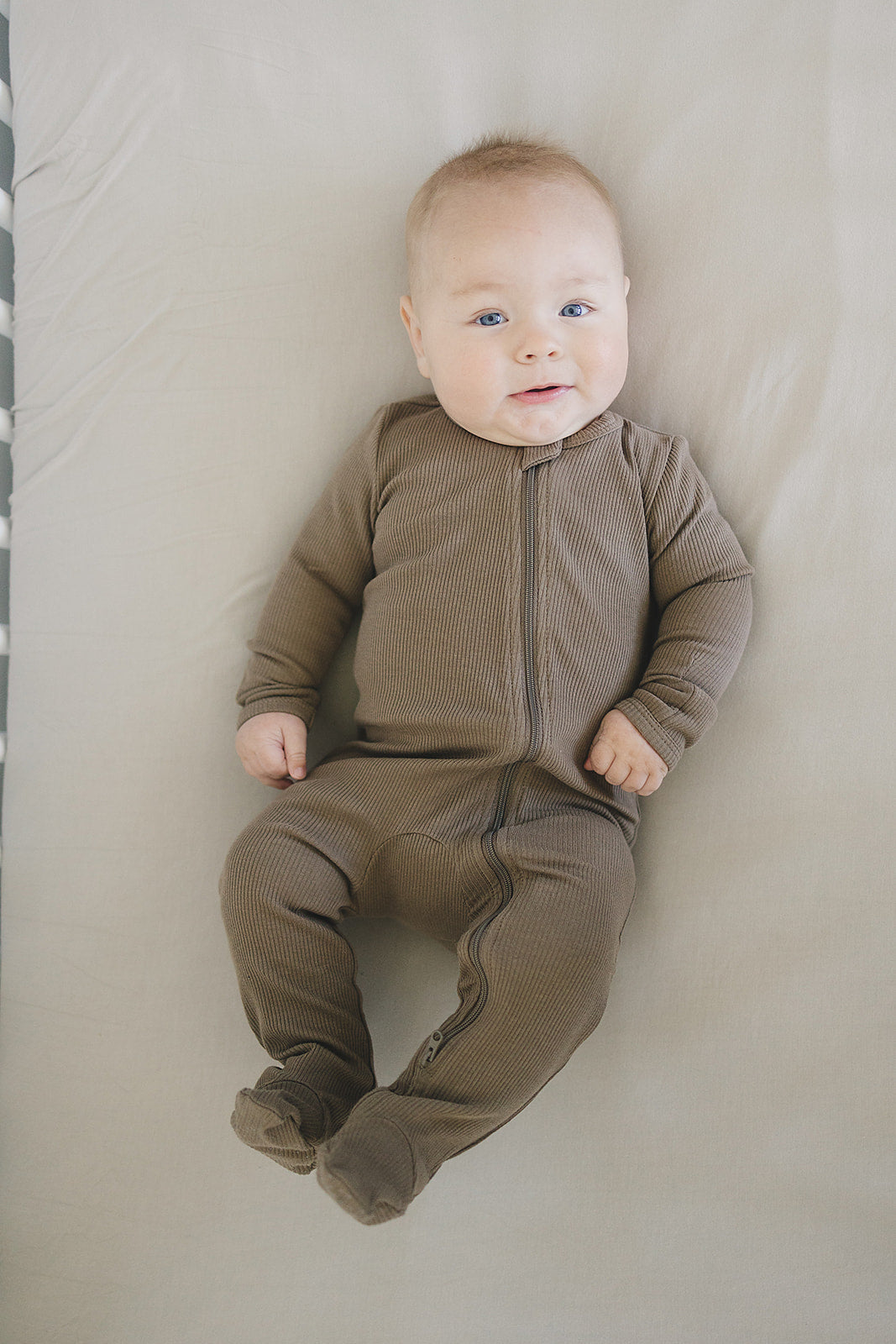 organic cotton ribbed footie // cocoa