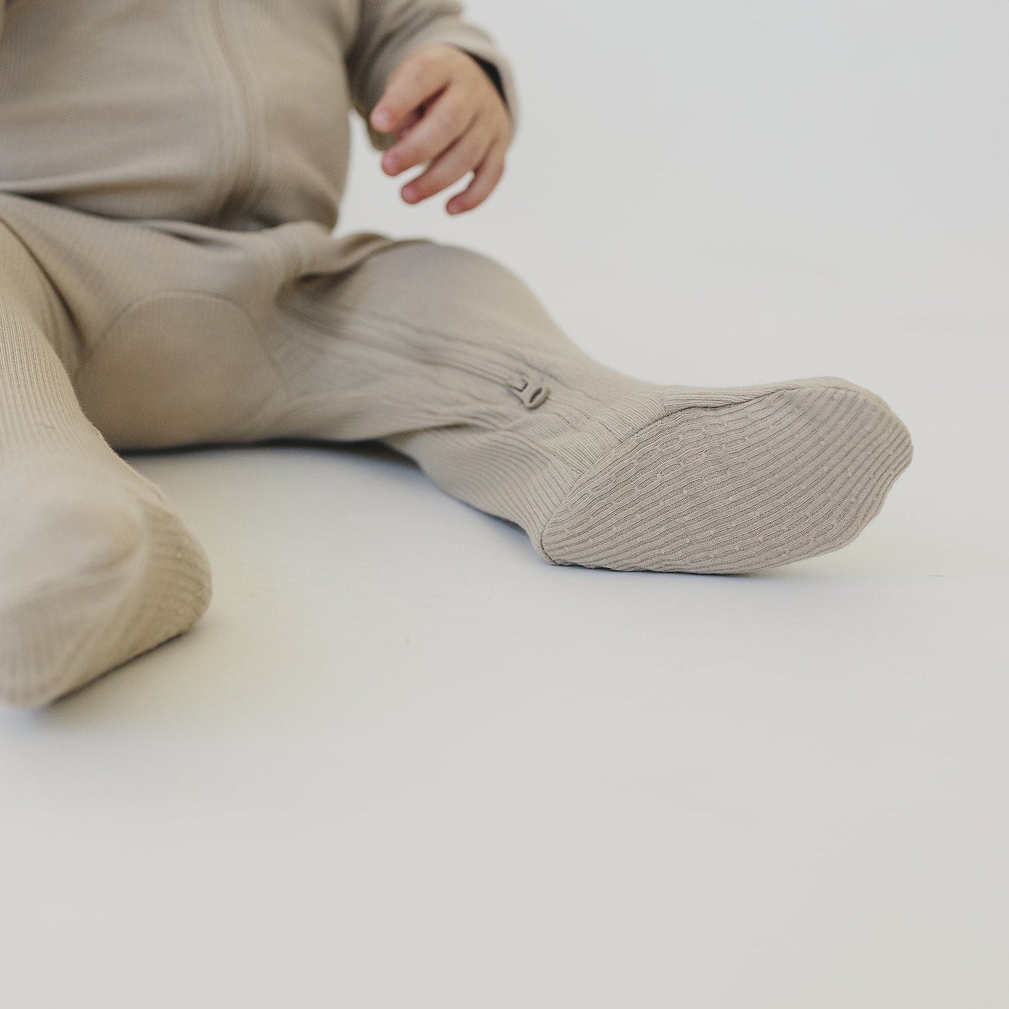 organic cotton ribbed footie // oatmeal