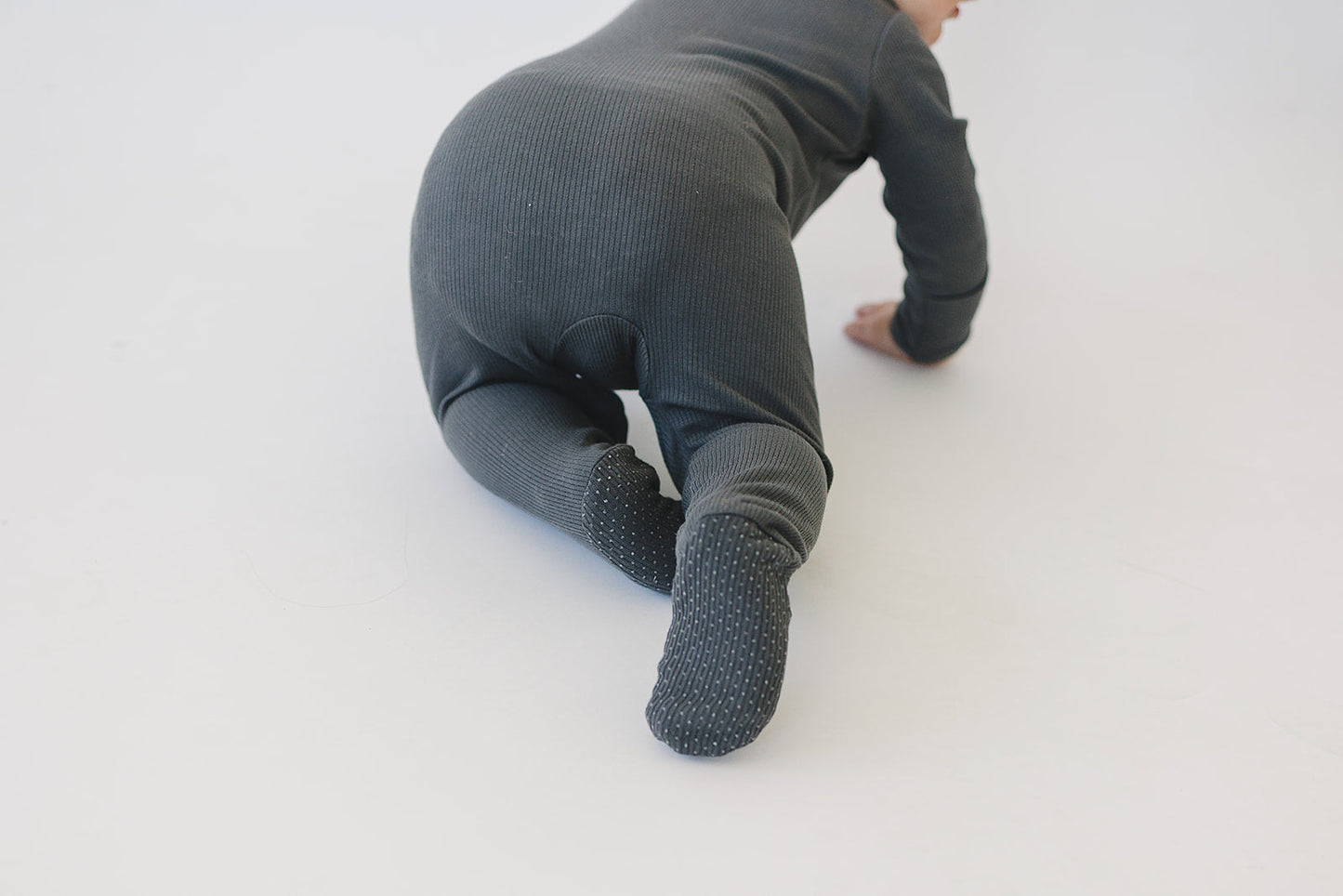 organic cotton ribbed footie // charcoal