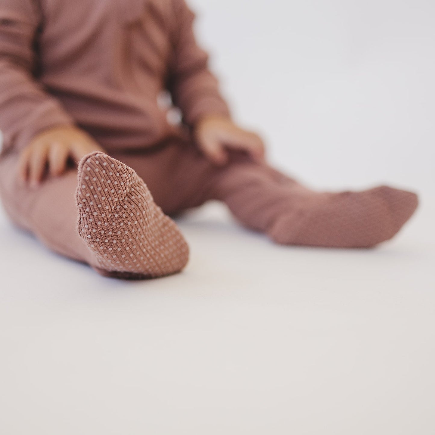 organic cotton ribbed footie // dusty rose