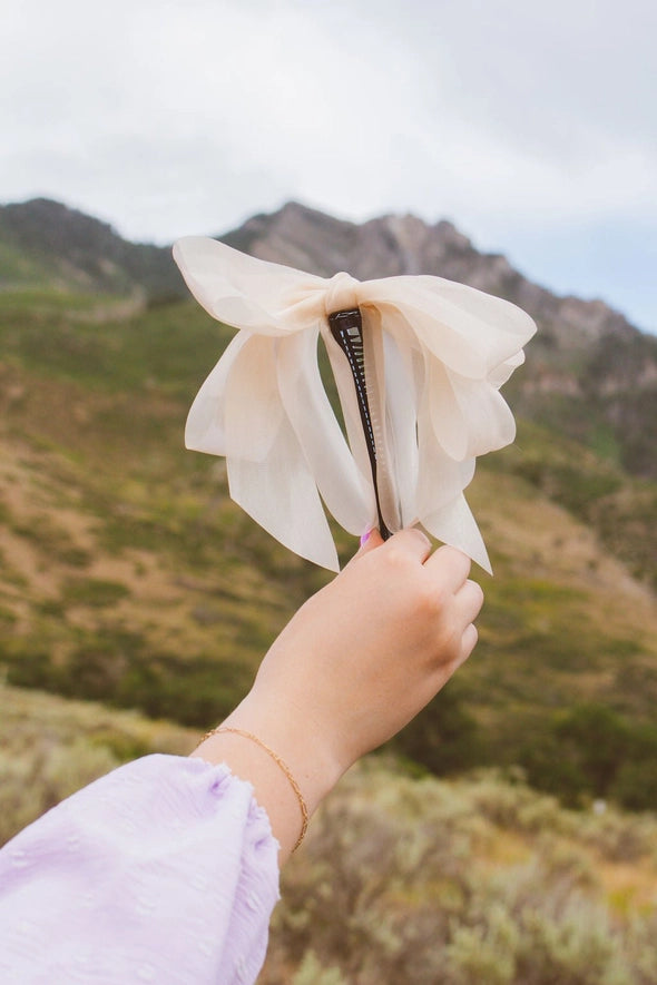 bow banana claw hair clip // cream