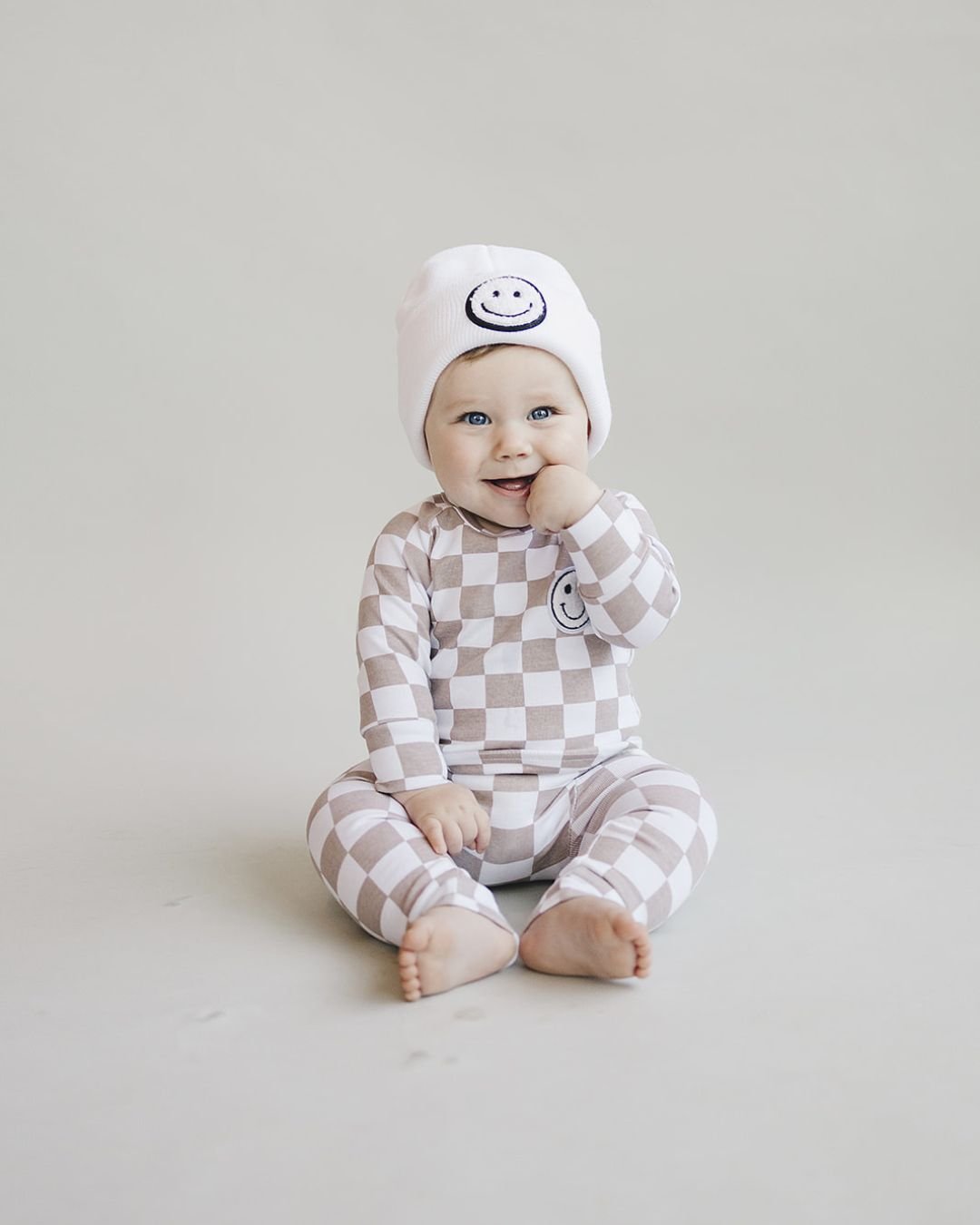 checkered smiley lounge set // latte