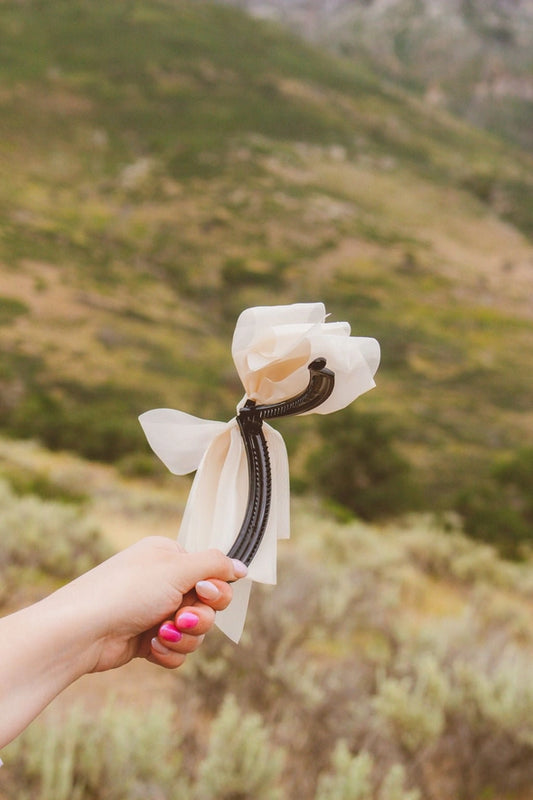 bow banana claw hair clip // cream