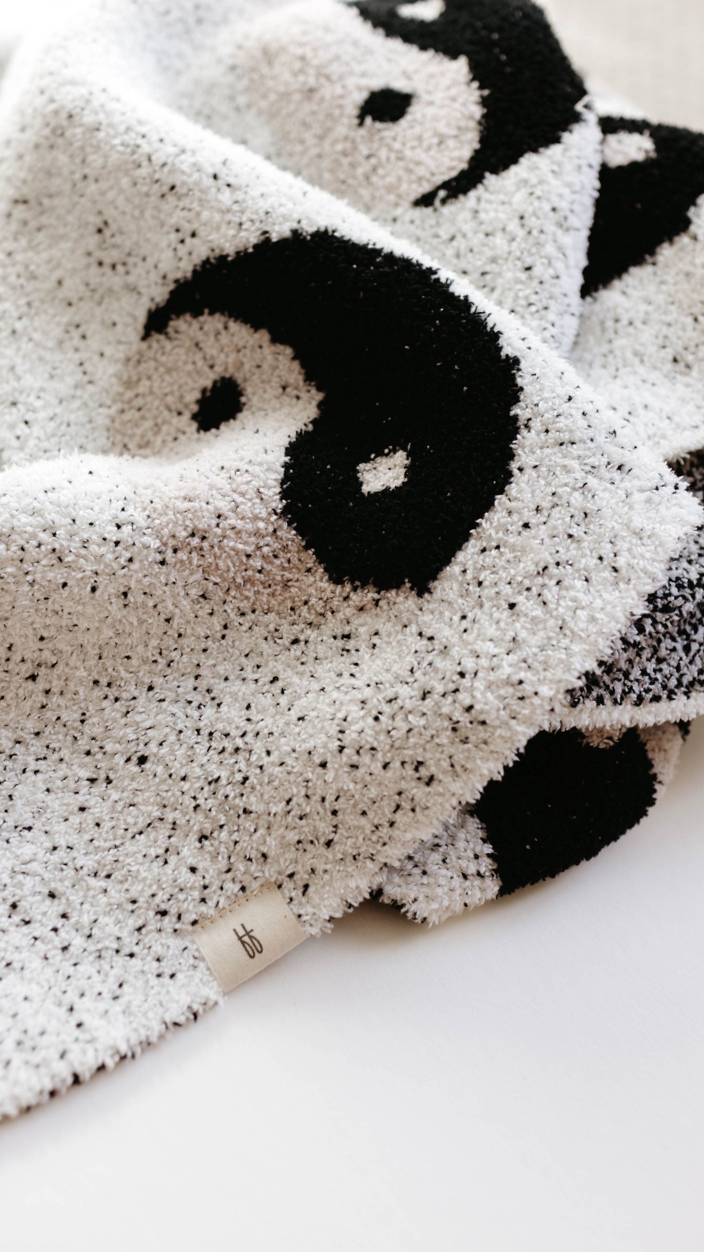 plush blanket // black/white yin yang