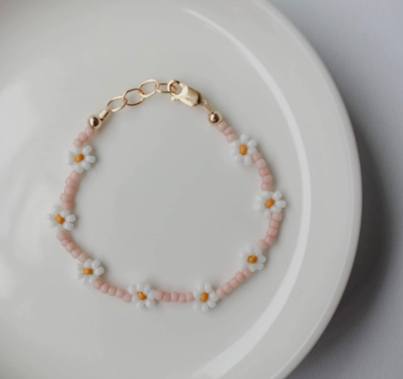 baby/toddler bracelet // pink + white daisies