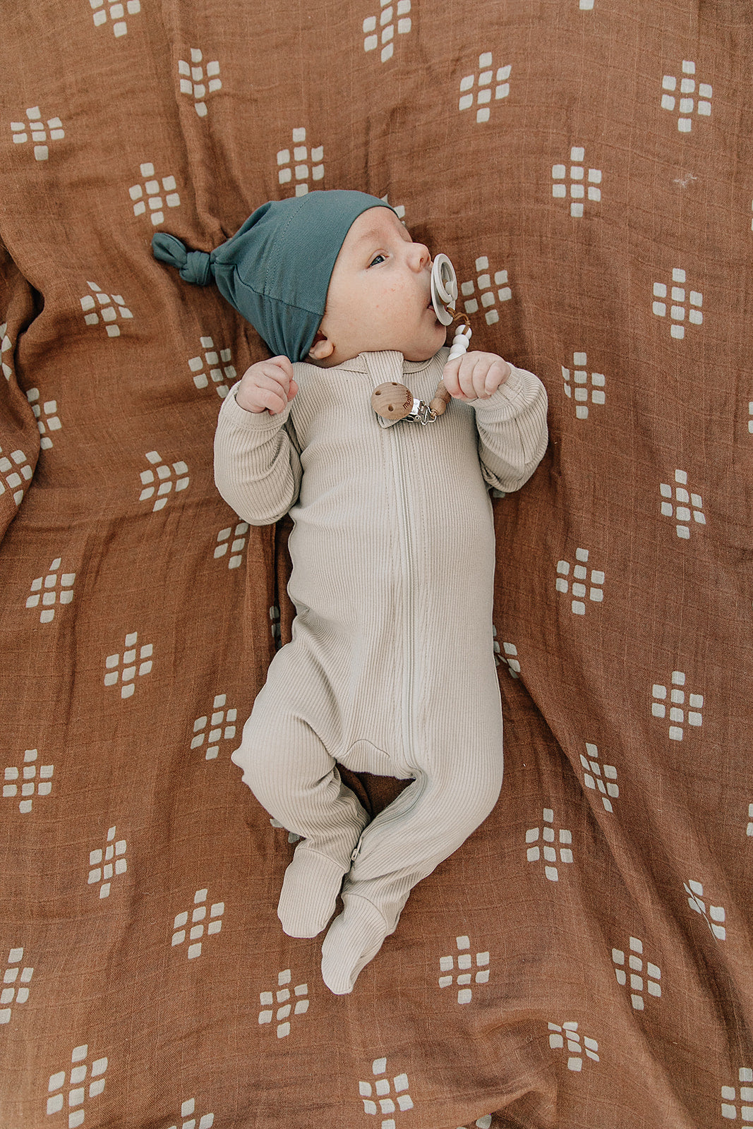 organic cotton ribbed footie // oatmeal